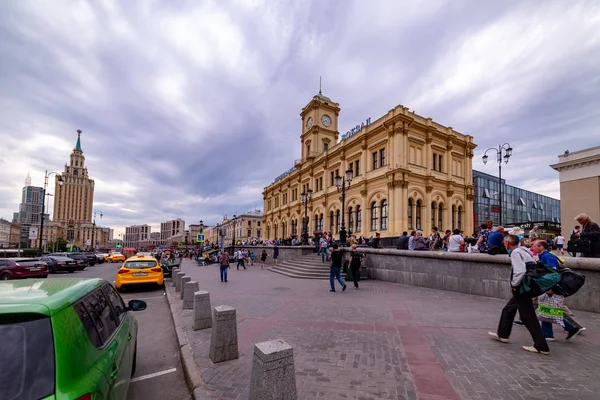 Şehir Moskova .Leningradsky Tren İstasyonu görünümü,Hotel Leningradskaya,Komsomolskaya Meydanı,Moskova.Rusya.2019
