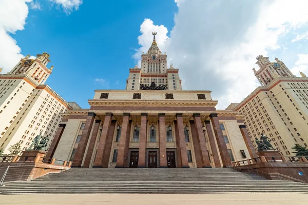 Moskova Devlet Üniversitesi'nin Moskova manzarası. Rusya.2019