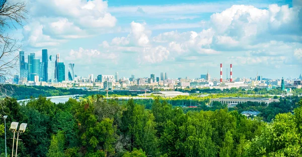 Serçe üzerinde gözlem güvertesinden * Moskova City * görünümü