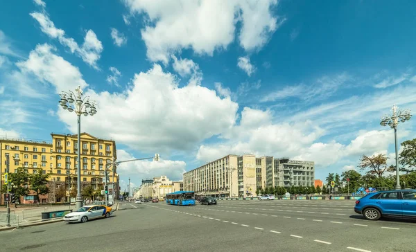 Ciudad la calle Moscú .Tverskaya, Plaza Pushkin — Foto de Stock
