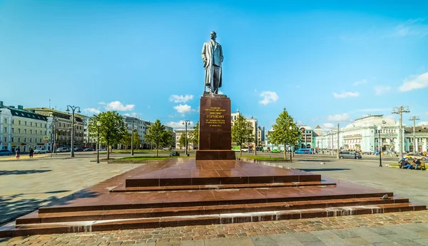 Памятник Максиму Горькому на Тверской площади — стоковое фото