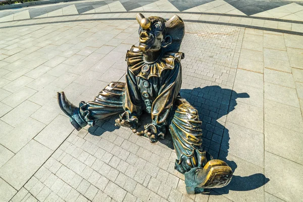 Nikulin sirkinin önündeki palyaçoların bronz figürleri. Şehir M
