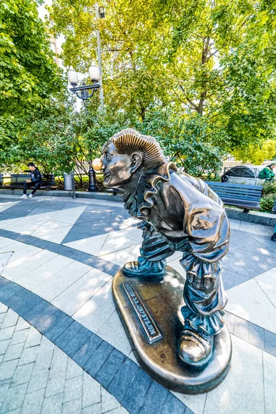 Figure di bronzo di clown di fronte al cerchio di Nikulin.City la M — Foto Stock