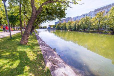 Chistoprudny Bulvarı 'ndaki tatlı gölet Moskova şehri.