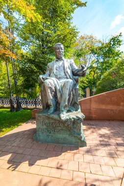 Yauzsky Bulvarı 'ndaki Rasul Gamzatov anıtı. Moskova.