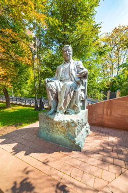 Yauzsky Bulvarı 'ndaki Rasul Gamzatov anıtı. Moskova.