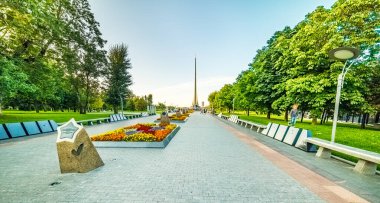 Kozmonotlar, Nati 'nin başarılarının sergilendiği sokak arasında.