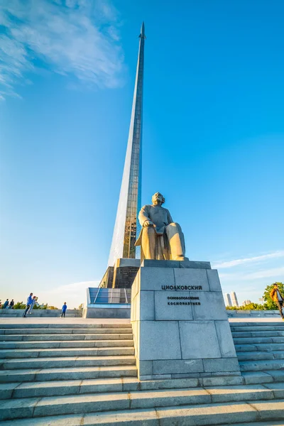 Пам'ятник Ціолковському Костянтину Едуардовичу на алеї Косму. — стокове фото