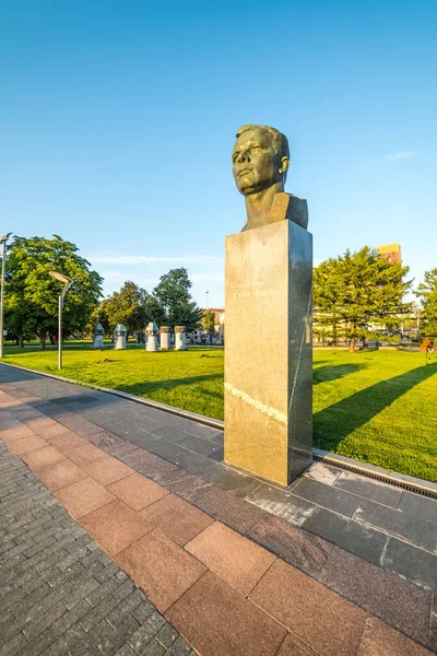 Monumento a Yuri Gagarin sul vicolo dei Cosmonauti. — Foto Stock