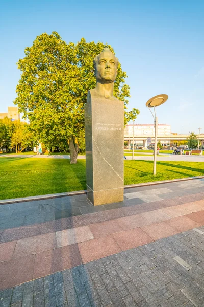 Памятник А. А. А. Леонов на аллее космонавтики. Город Мос — стоковое фото