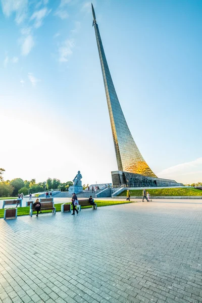 Denkmal für die Eroberer des Weltraums in der Gasse der Astronauten. — Stockfoto