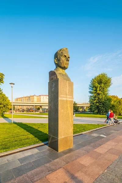 Памятник В. М. Комарову на аллее космонавтики. Город Мо — стоковое фото