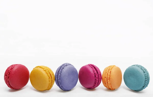 Bolos de macarons doces em fundo claro . — Fotografia de Stock