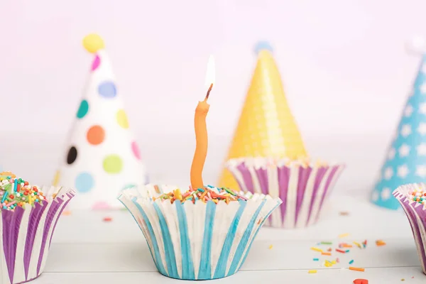 Detailní záběr narozeninový dort se svíčkami pro baby dítě, rozostřený. — Stock fotografie