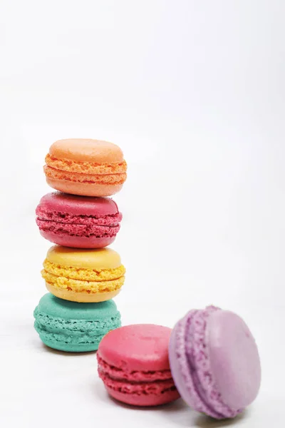 밝은 배경에서 달콤한 macarons 케이크. — 스톡 사진