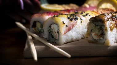 Suşi ahşap bir masa üzerinde