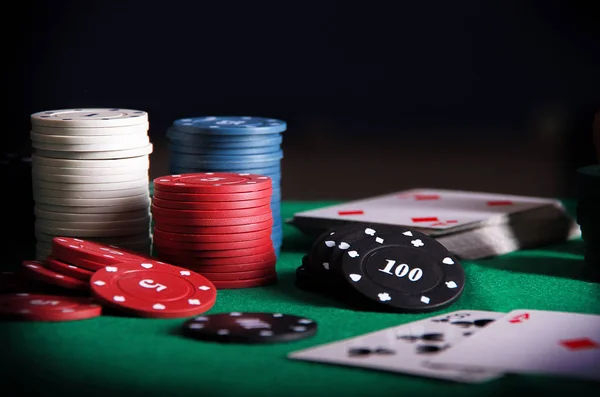 Poker oyuncu siyah zemin