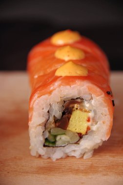 Siyah arka planda suşi.