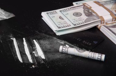 Siyah zemin üzerinde kokain (beyaz toz)