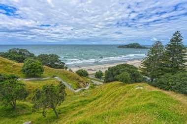 Tauranga, Yeni Zelanda - 15 Ocak 2018: Mount Maunganui iz ve plaj