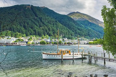 Queenstownm Yeni Zelanda - 17 Ocak 2018: Eski Yelkenli tekne rıhtımda demirli.