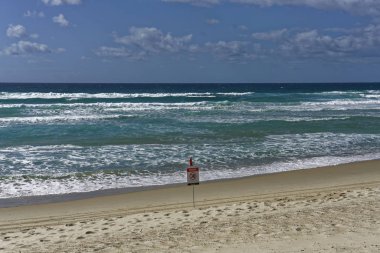 Broadbeach Avustralya - 13 Mart 2018: Noswimming waring. Broadbeach içinde şehir, Gold Coast, Queensland, Avustralya bir banliyösü olan. 2011 nüfus sayımı Broadbeach 4,614 nüfusu vardı..