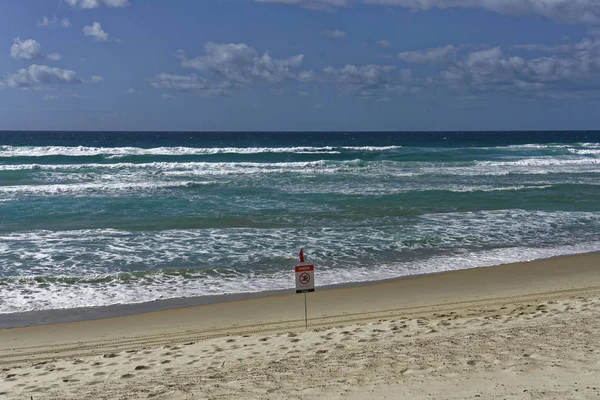Broadbeach Avustralya - 13 Mart 2018: Noswimming waring. Broadbeach içinde şehir, Gold Coast, Queensland, Avustralya bir banliyösü olan. 2011 nüfus sayımı Broadbeach 4,614 nüfusu vardı..