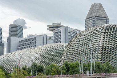 Singapur - 30 Haziran 2018: Esplanade tiyatroyla Suntec şehir ve şehir merkezindeki otel içinde belgili tanımlık geçmiş