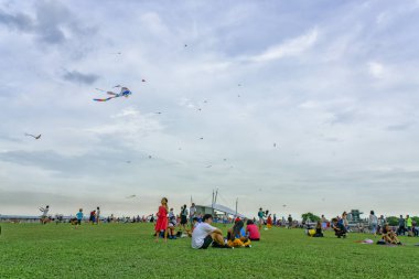Marina Barrage Marina Doğu ve Marina Güney arasında Marina kanal boyunca beş rivers, izdiham yaptılar Singapur bir baraj var. 30 Ekim 2008 tarihinde resmen açıldı. Singapur'un onbeşinci rezervuar öyleydi. Su st sağlar