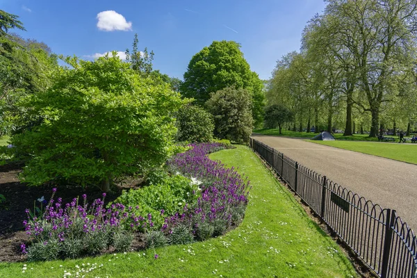 London England Mai 2018 Gehweg Hyde Park — Stockfoto