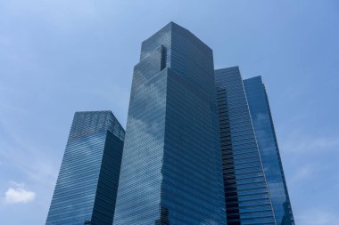 Singapur - 11 Ağustos 2018: Mavi binaların mavi gökyüzü karşı