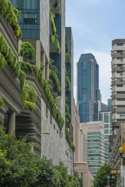 Singapur - 10 Haziran 2018: kapı Chinatown insanlarla içine: bir bahçe otelin arka Finans Merkezi ile.