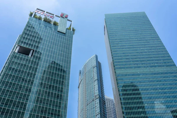 Singapore August 2018 Green Blue Skyscrapers Downtown Blue Sky — Stock Photo, Image