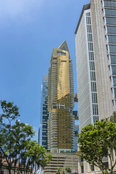 Singapur - 11 Ağustos 2018: mavi gökyüzü altın kat mülkiyeti