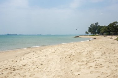 Singapur - 11 Şubat 2018: Singapur east Coast Park içinde belgili tanımlık geçmiş savaş gemileriyle kumsalda