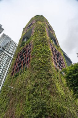 Singapur - 9 Ağustos 2018: Asma Bahçeleri üzerinde kırmızı güzel otel, köşe görünümü