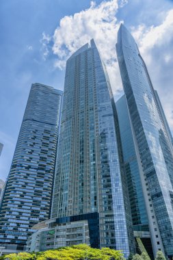 Singapur - 11 Ağustos 2018: Mavi uzun cam kat mülkiyeti binalar