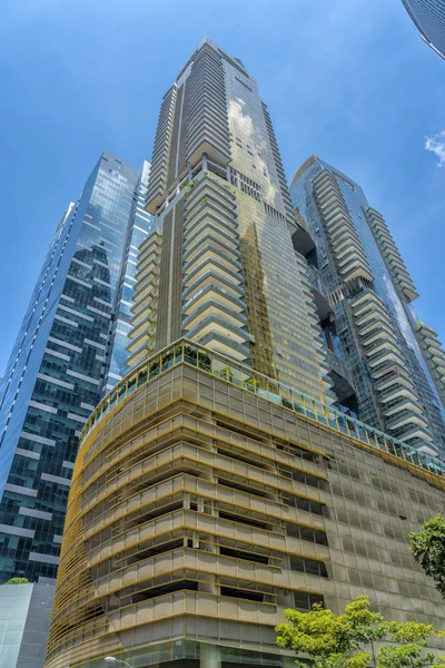 Singapore August 2018 Blaue Und Goldene Hochhäuser Mit Blauem Himmel — Stockfoto