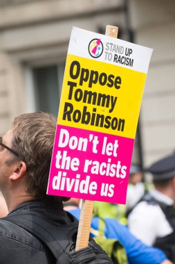 Whitehall, Londra, İngiltere. 9 Haziran 2018. Editörden - Tommy Robinson Downing Street, Londra dışındaki destekçileri tarafından tutulan bir miting protesto etmek baskı grubu birleşin faşizm karşı karşı demo.