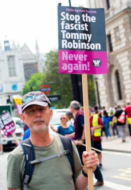 Whitehall, Londra, İngiltere. 9 Haziran 2018. Editörden - Tommy Robinson Downing Street, Londra dışındaki destekçileri tarafından tutulan bir miting protesto etmek baskı grubu birleşin faşizm karşı karşı demo.