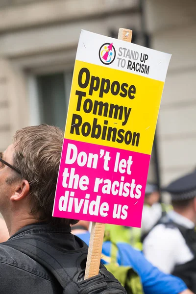 Whitehall, Londra, İngiltere. 9 Haziran 2018. Editörden - Tommy Robinson Downing Street, Londra dışındaki destekçileri tarafından tutulan bir miting protesto etmek baskı grubu birleşin faşizm karşı karşı demo.