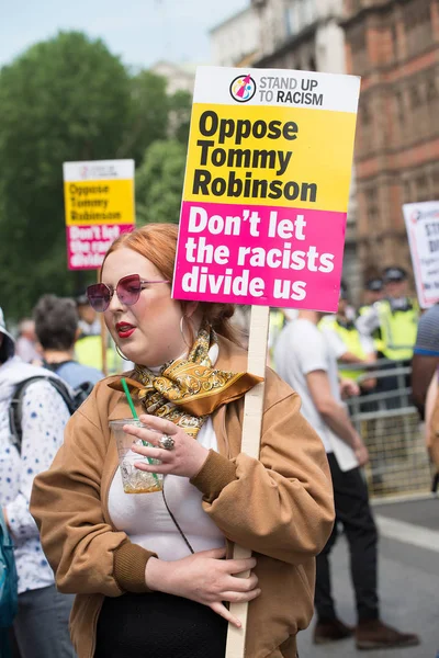 Whitehall, Londra, İngiltere. 9 Haziran 2018. Editörden - Tommy Robinson Downing Street, Londra dışındaki destekçileri tarafından tutulan bir miting protesto etmek baskı grubu birleşin faşizm karşı karşı demo.
