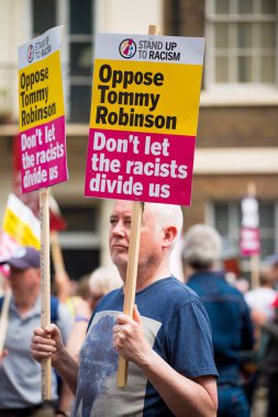 Whitehall, Londra, İngiltere. 9 Haziran 2018. Editörden - Tommy Robinson Downing Street, Londra dışındaki destekçileri tarafından tutulan bir miting protesto etmek baskı grubu birleşin faşizm karşı karşı demo.