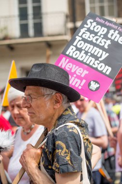 Whitehall, Londra, İngiltere. 9 Haziran 2018. Editörden - Tommy Robinson Downing Street, Londra dışındaki destekçileri tarafından tutulan bir miting protesto etmek baskı grubu birleşin faşizm karşı karşı demo.