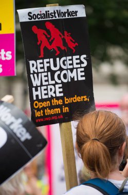 Whitehall, Londra, İngiltere. 9 Haziran 2018. Editörden - Tommy Robinson Downing Street, Londra dışındaki destekçileri tarafından tutulan bir miting protesto etmek baskı grubu birleşin faşizm karşı karşı demo.