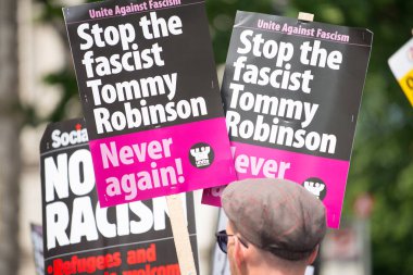 Whitehall, Londra, İngiltere. 9 Haziran 2018. Editörden - Tommy Robinson Downing Street, Londra dışındaki destekçileri tarafından tutulan bir miting protesto etmek baskı grubu birleşin faşizm karşı karşı demo.