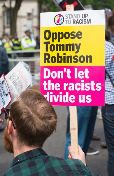 Whitehall, Londra, İngiltere. 9 Haziran 2018. Editörden - Tommy Robinson Downing Street, Londra dışındaki destekçileri tarafından tutulan bir miting protesto etmek baskı grubu birleşin faşizm karşı karşı demo.