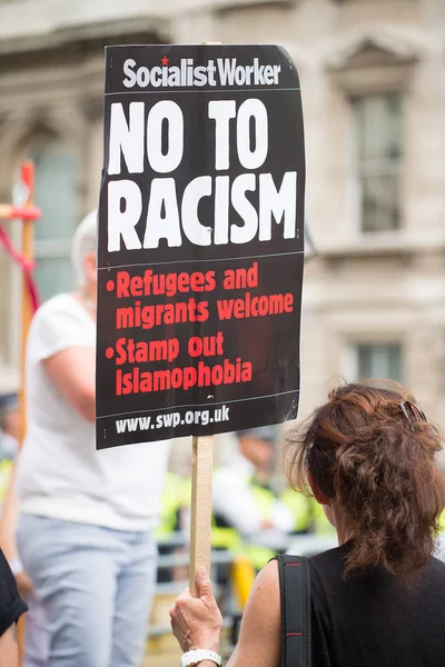 Whitehall, Londra, İngiltere. 9 Haziran 2018. Editörden - Tommy Robinson Downing Street, Londra dışındaki destekçileri tarafından tutulan bir miting protesto etmek baskı grubu birleşin faşizm karşı karşı demo.