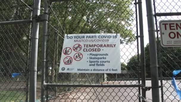 Zeitweise Geschlossener Öffentlicher Park Mit Hinweisschild Zaun Des Tennisplatzes Aufgrund — Stockvideo