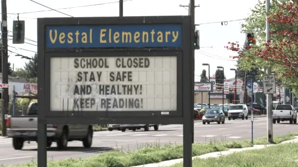 小学校はCovid 19パンデミックから閉鎖され 子供たちに安全のために読書を続けなさいというサインがあります — ストック動画